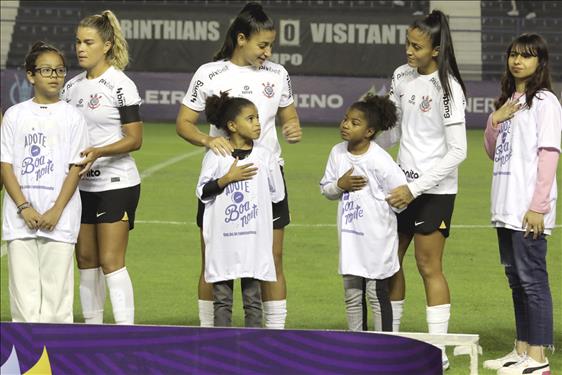 Adolescentes jogando futebol jogo de futebol fotos, imagens de